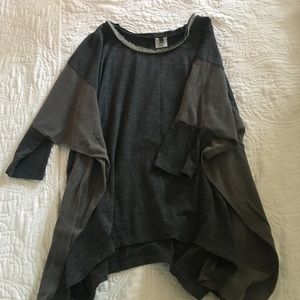 Cute top! Flows well, great for layering!